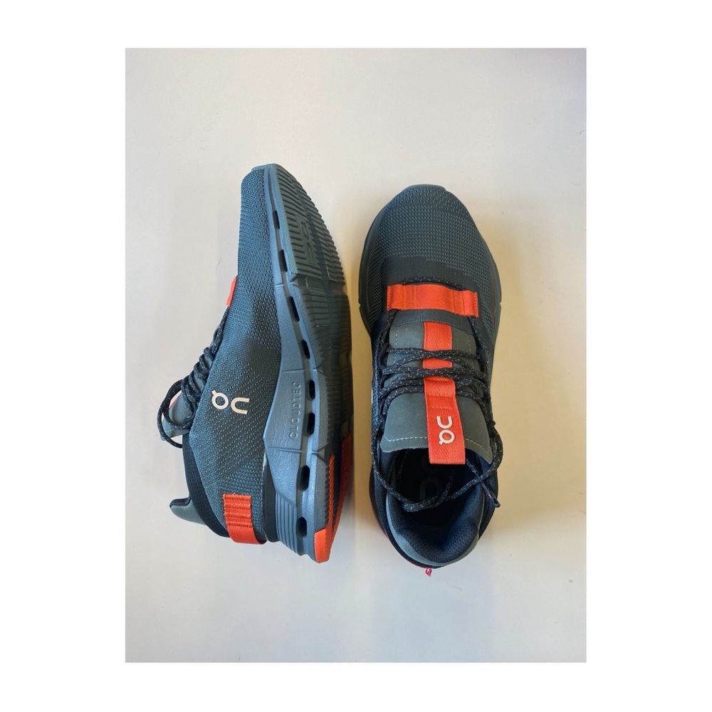 On Cloud running sneakers